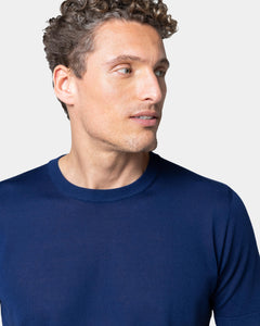 maglia uomo manica corta tinta unita blu collo tondo con stile sartoriale in tessuto 60% cotone biologico organico 40% seta pregiata lucente brillante prezioso pregiato Filatori su misura made in Italy fronte capo integrale wholegarment shimaseiki dettaglio1